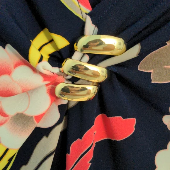 JM Collection petite large polyester top - Picture 2 of 4